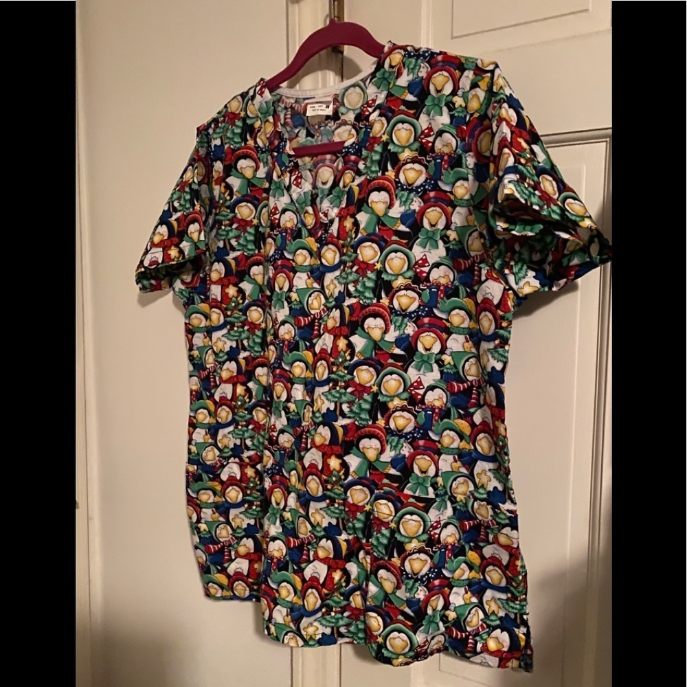 Peaches Scrub Top Short Sleeve Penguins EUC